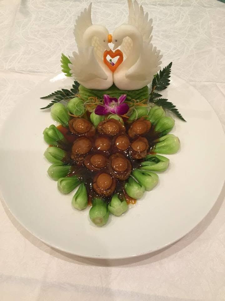 鲍鱼扒菜胆配天鹅雕花