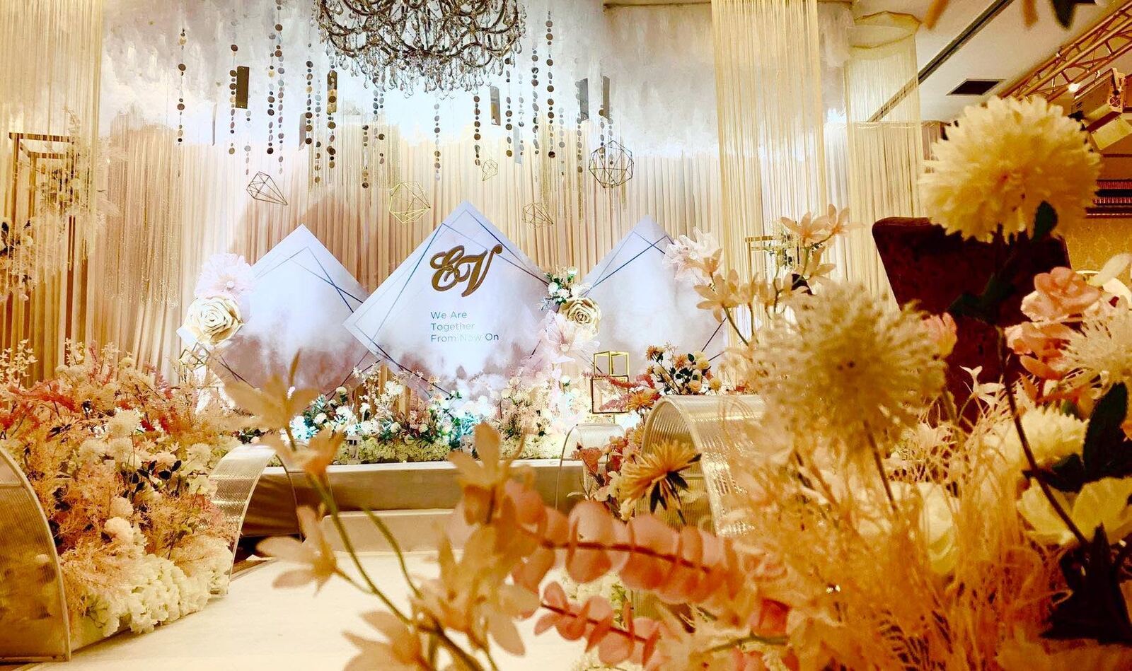 金色花艺婚礼舞台
