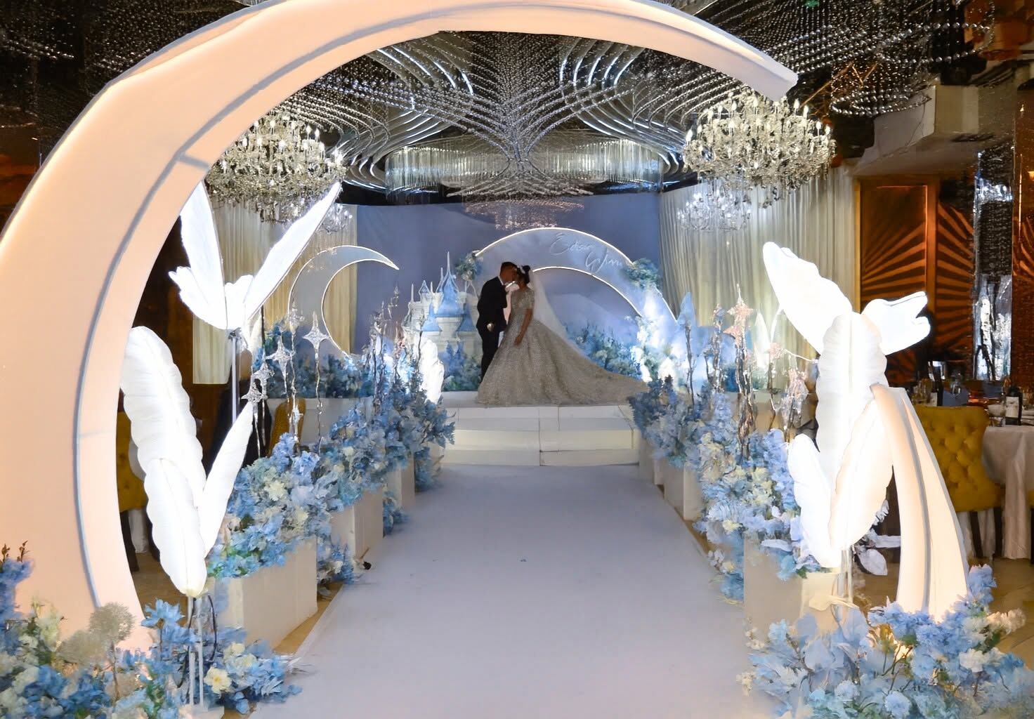 白色天鹅主题婚礼通道